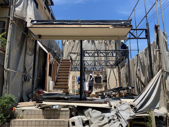 軽量鉄骨造２階建て家屋解体工事(神奈川県川崎市高津区久末)中の様子です。